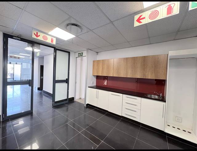 750M² OFFICE TO LET IN FOURWAYS